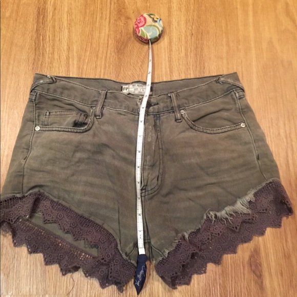Free people size 25 crochet hem shorts - Picture 3 of 4